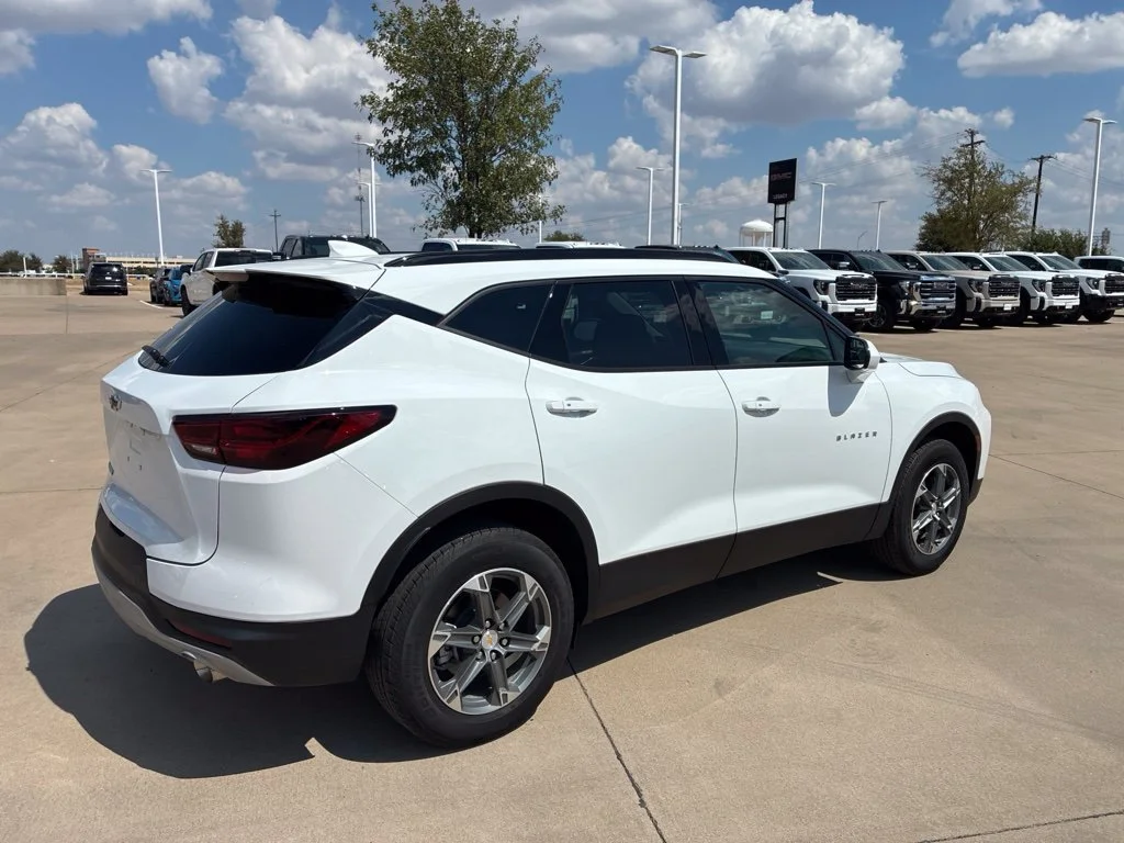 Used 2024 Summit White Chevrolet 2LT image 4