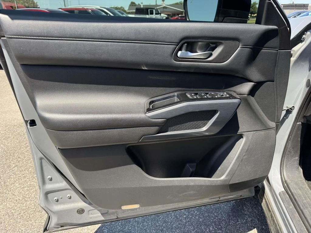 Used 2022 Gray Nissan SL image 10