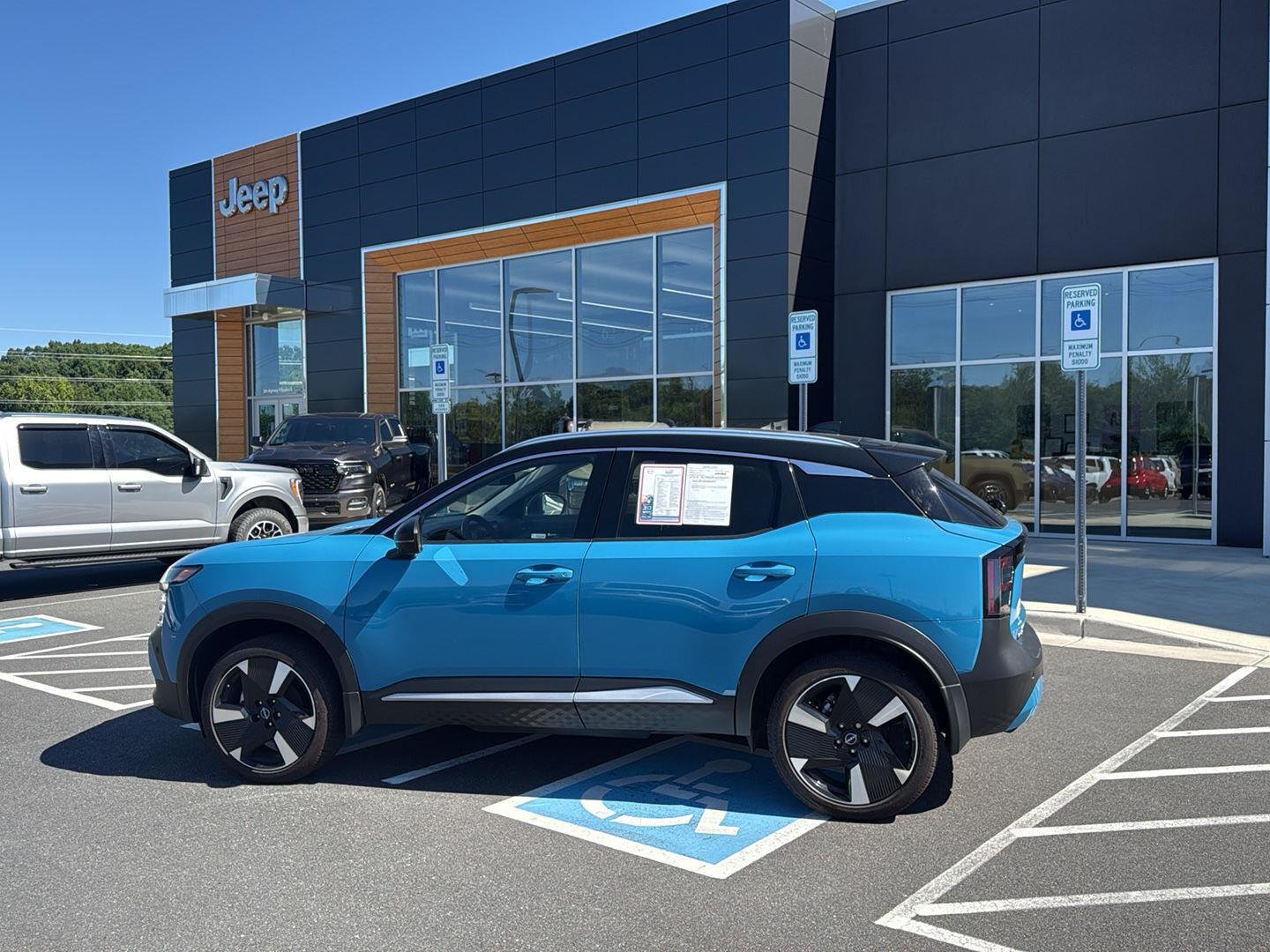 Used 2025 Arctic Ice Blue Metallic/Super Black Nissan SR image 8