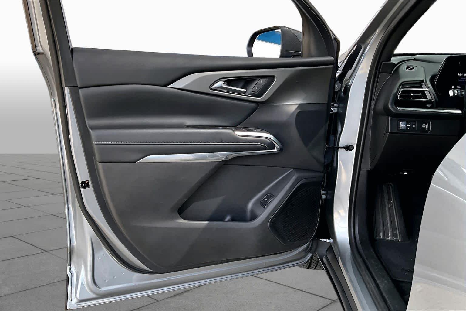 Used 2025 Sterling Gray Metallic Chevrolet FWD LT image 21