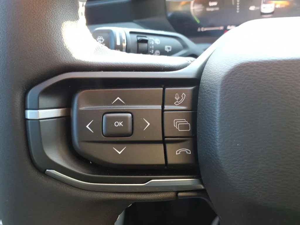 New 2026 Diamond Black Crystal Pearlcoat Jeep Laredo image 21