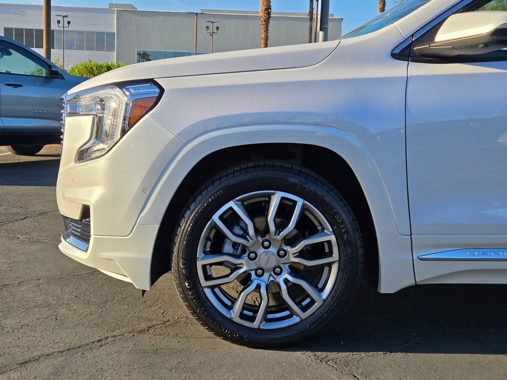 Used 2023 WHITE FROST TRICOAT GMC Denali image 9