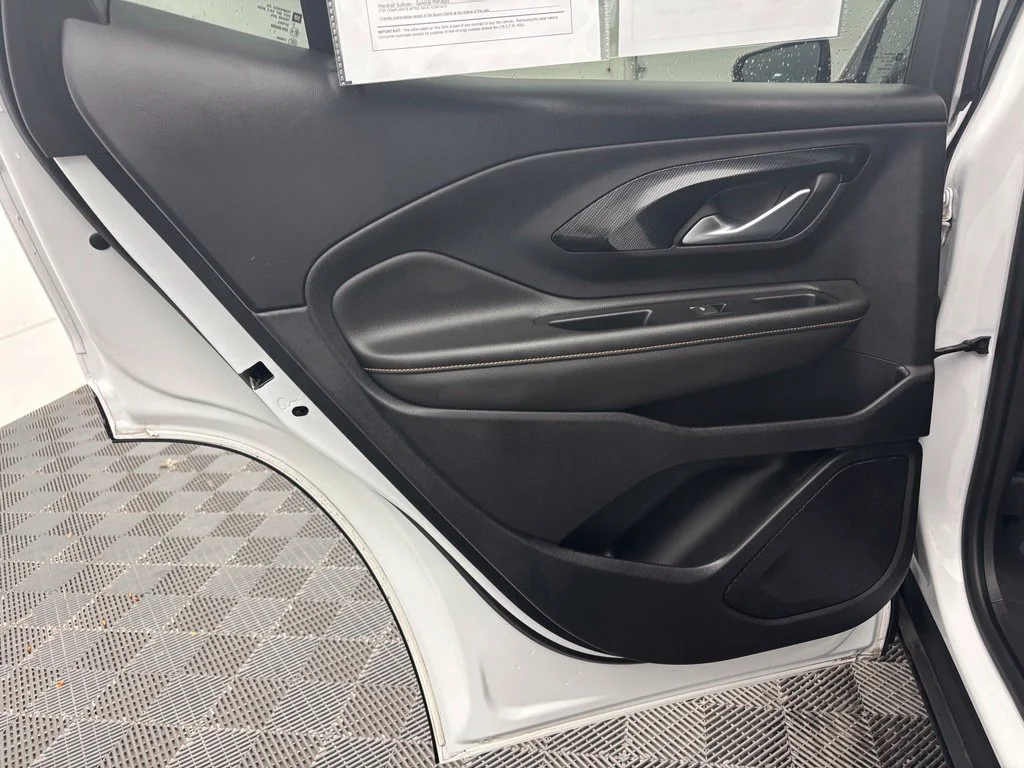 Used 2022 White GMC AT4 image 34