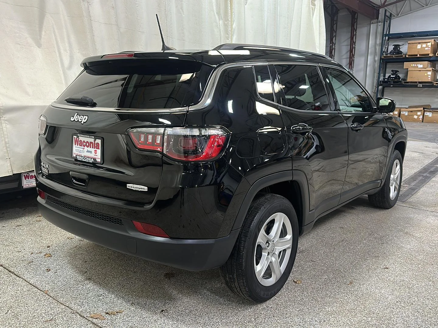 Used 2023 Diamond Black Crystal Pearlcoat Jeep Latitude image 5