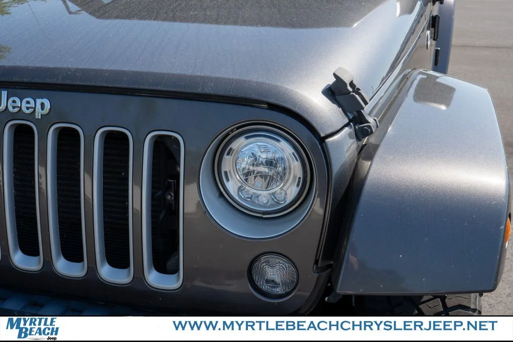 Used 2018 Granite Crystal Metallic Clearcoat Jeep Unlimited Sahara image 11