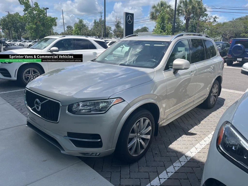 2016 Volvo XC90 T6 AWD Momentum's photo
