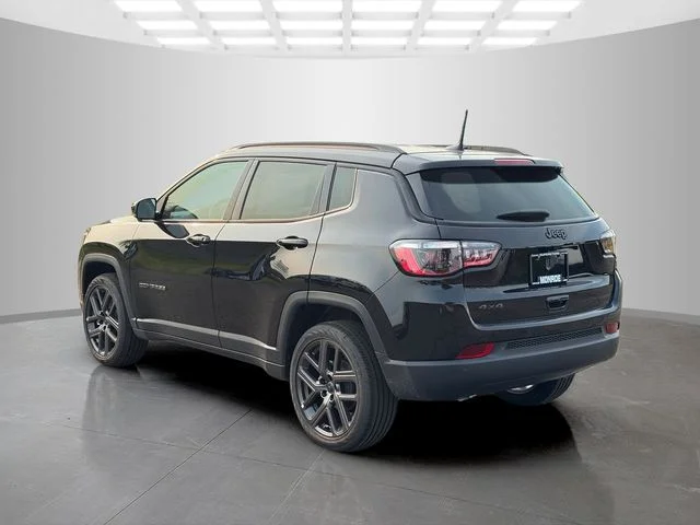New 2026 Diamond Black Crystal Pearl-Coat Exterior Paint Jeep Limited image 5