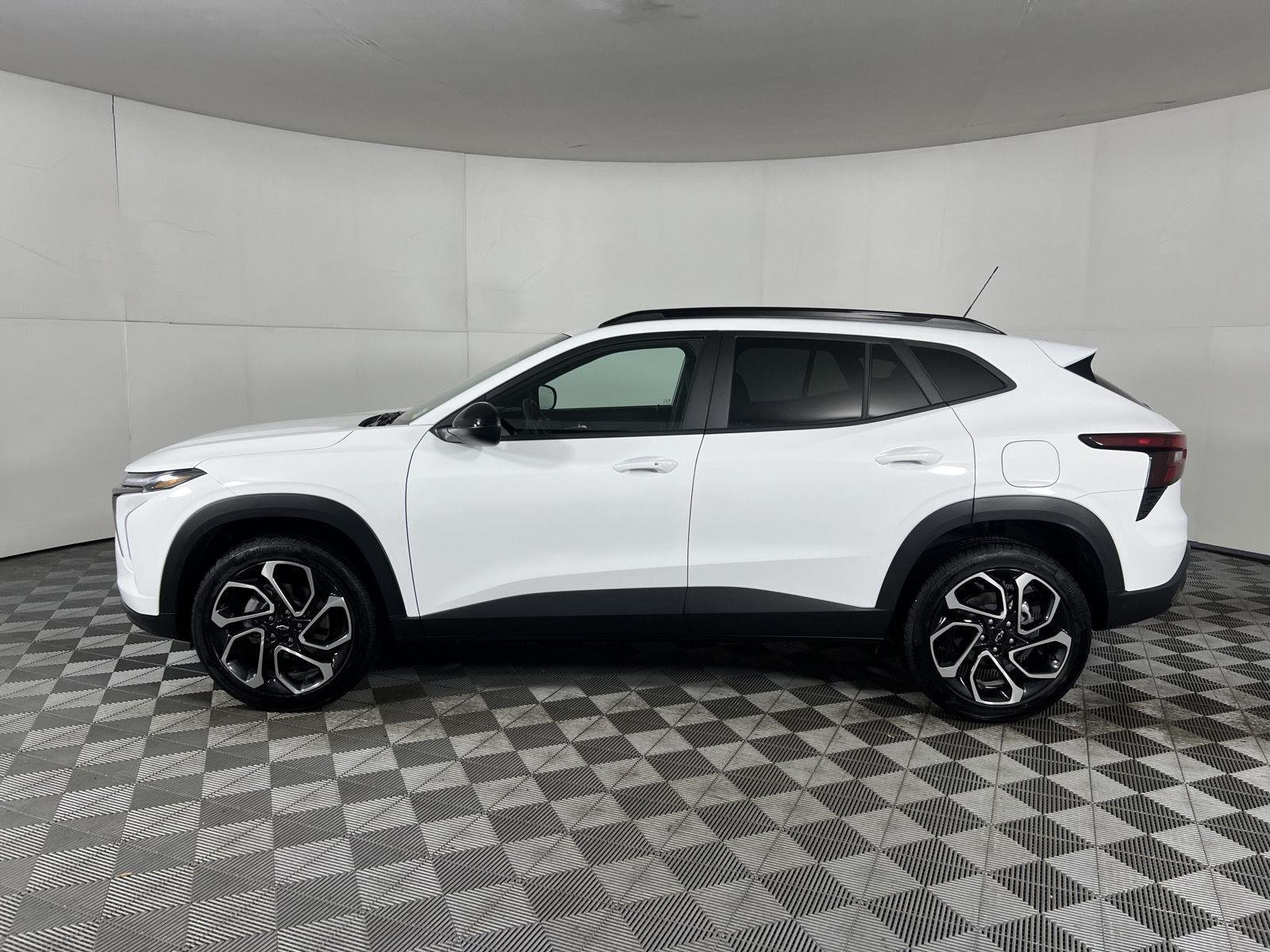 Used 2026 Summit White Chevrolet 2RS image 38