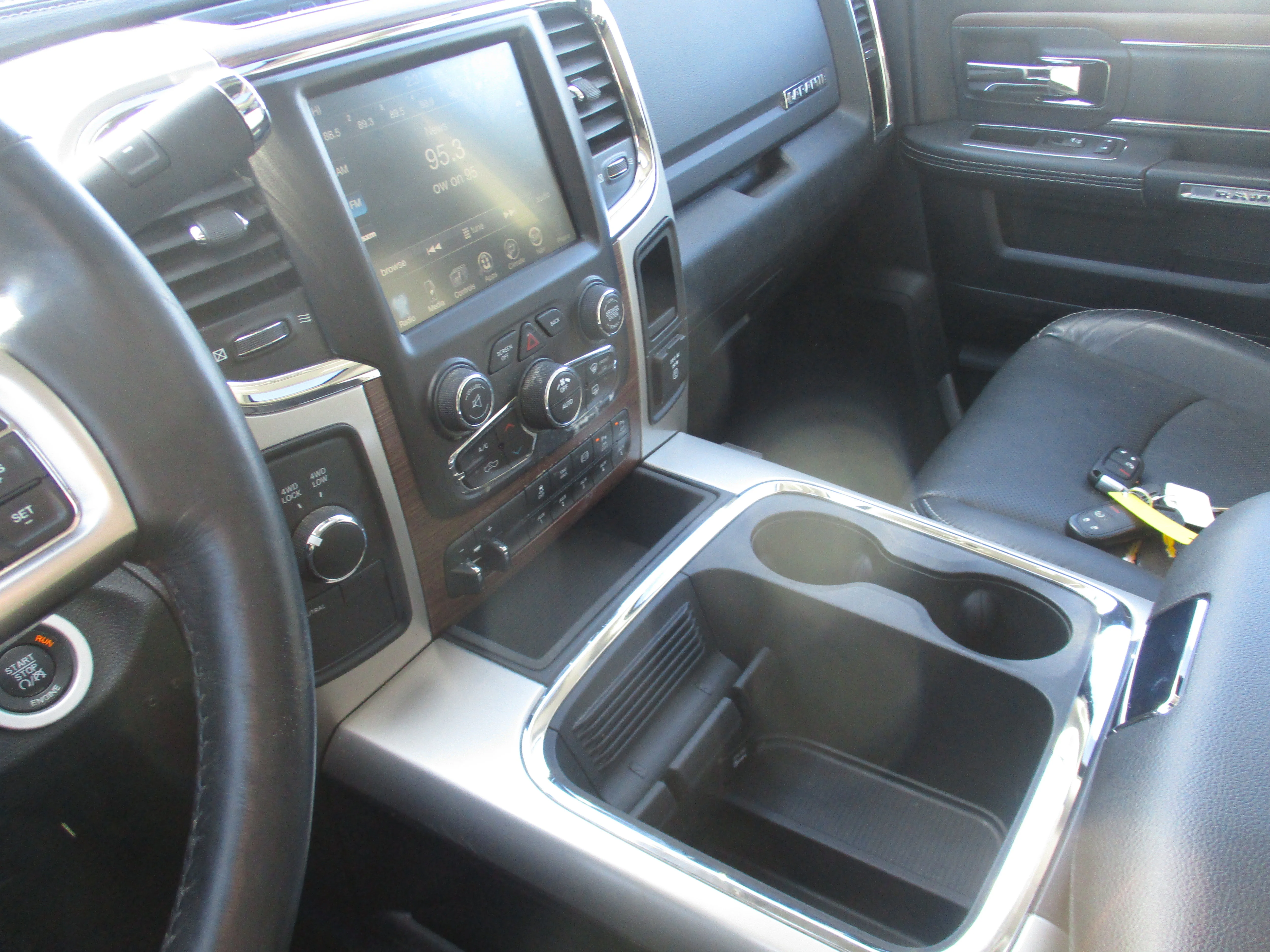 Used 2016 Brilliant Black Crystal Pearlcoat Ram Laramie image 67