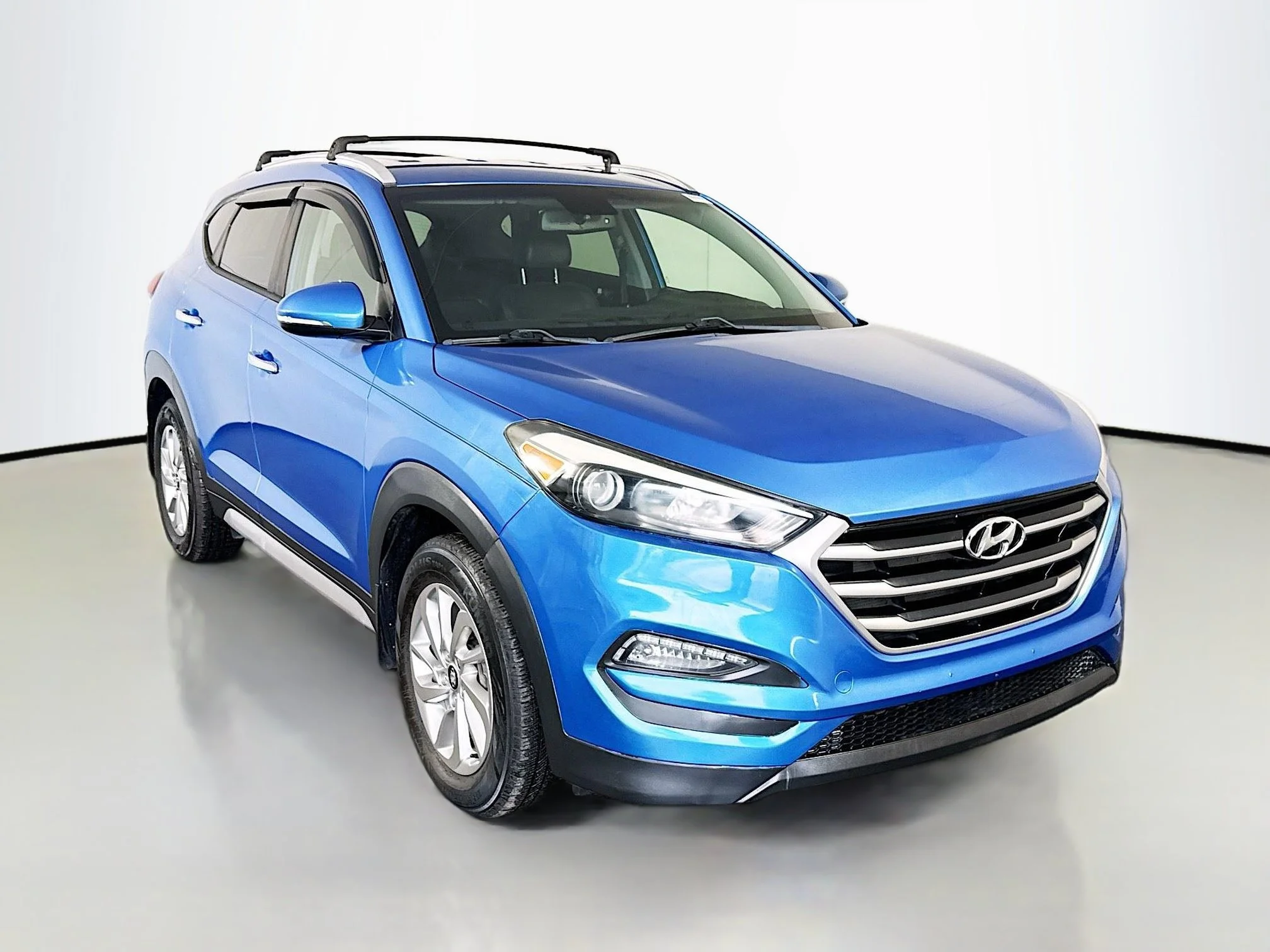 Used 2017 Caribbean Blue Hyundai SE Plus image 1