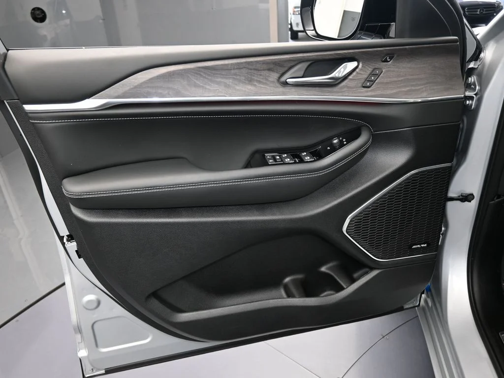 2024 Jeep Grand Cherokee Overland - Photo 12