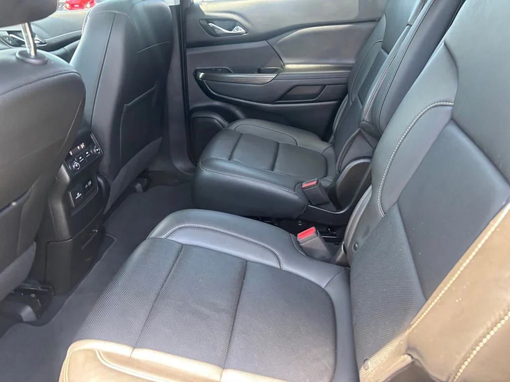 Used 2023 White GMC SLT image 25