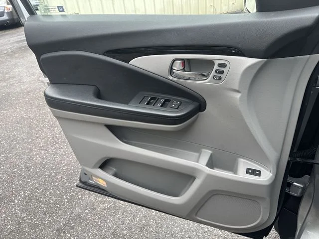 Used 2016  Honda Touring image 25