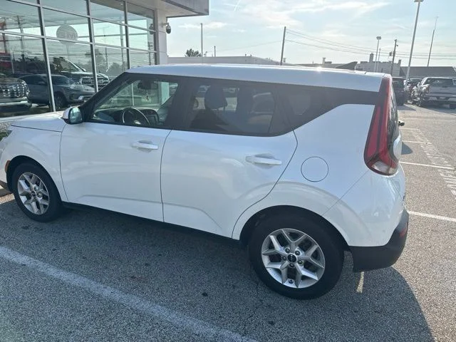 Used 2022 White Kia LX image 6