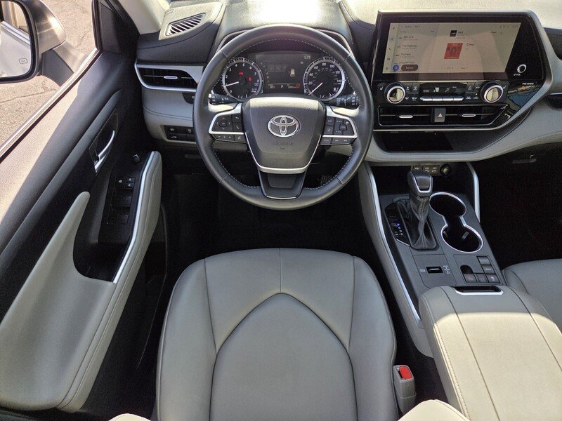 Used 2025 Silver Toyota XLE image 19