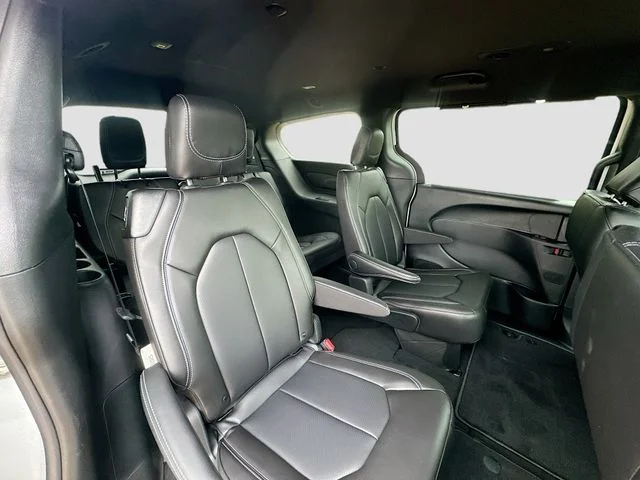 New 2026 Bright White Clear-Coat Exterior Paint Chrysler Select image 33
