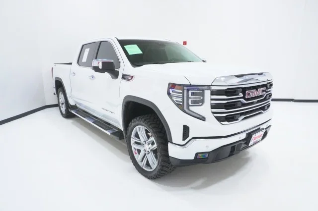 Used 2024 INTERSTELLAR WHITE GMC SLT image 3