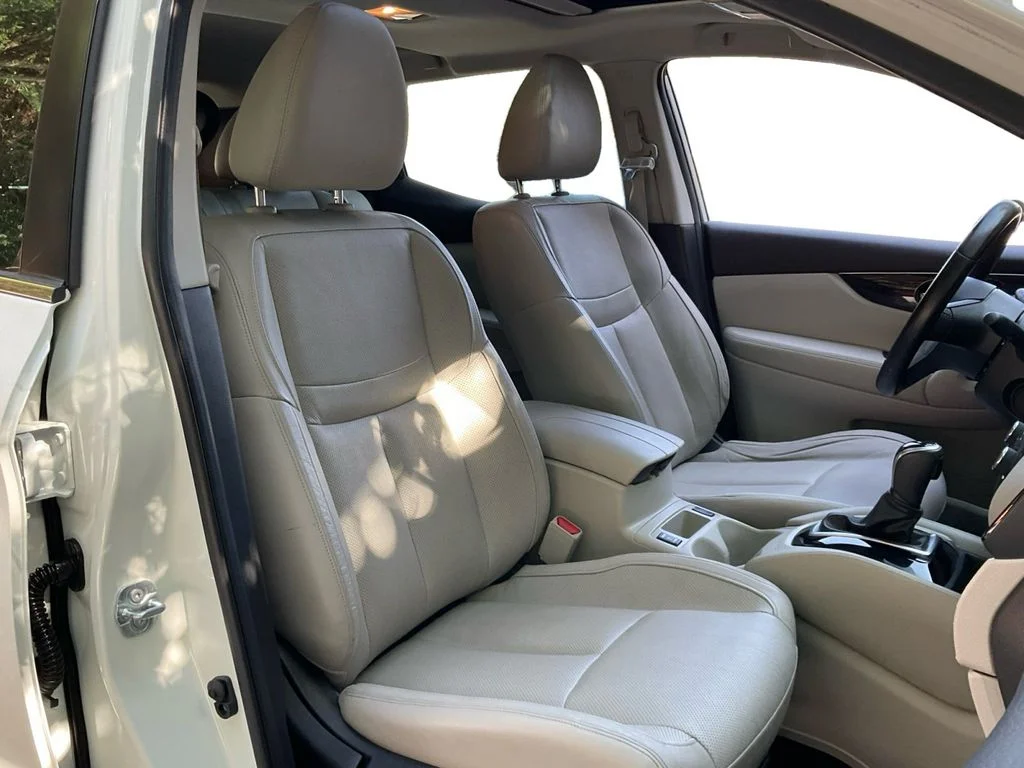Used 2017 White Nissan SL image 29