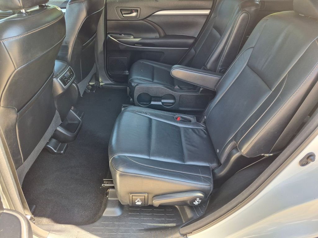 Used 2016 White Toyota XLE V6 image 28