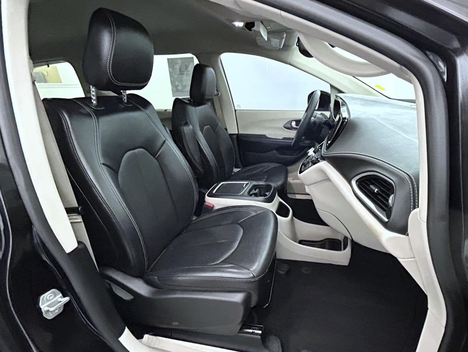 Used 2022 Black Chrysler Touring L image 15