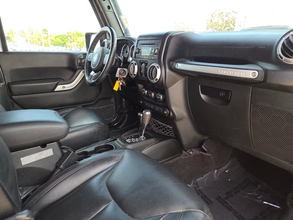 Used 2017 Granite Crystal Metallic Clearcoat Jeep Sahara image 15