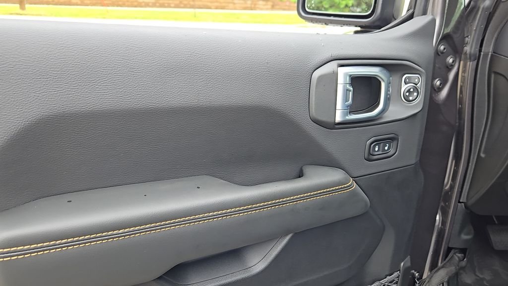 New 2026 Granite Crystal Metallic Clear-Coat Exterior Paint Jeep Sahara image 7