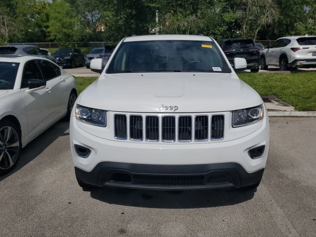 Used 2016 White/off-white Jeep Laredo image 2