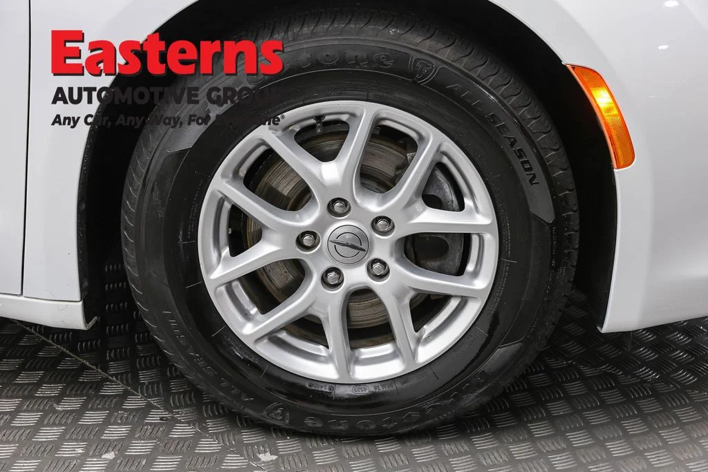 Used 2022 White Chrysler LX image 30
