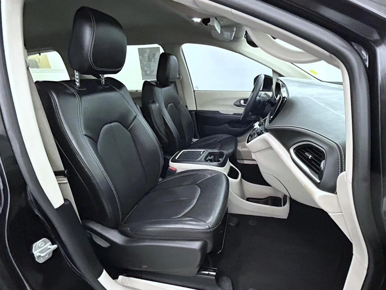 Used 2022 Black Chrysler Touring L image 15