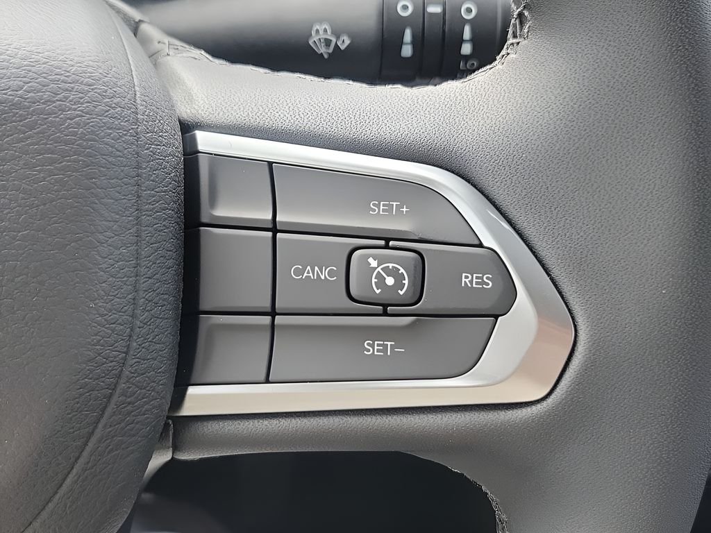 New 2026 Bright White Clear-Coat Exterior Paint Jeep Latitude image 34