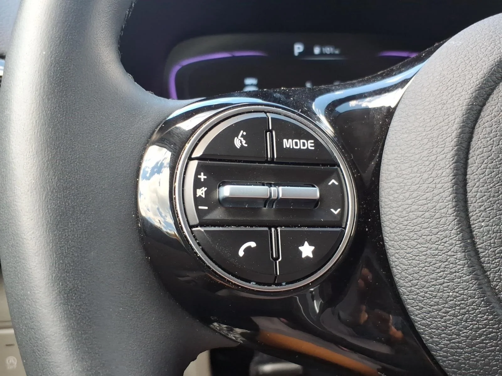 Used 2025 Snow White Pearl Kia EX image 15