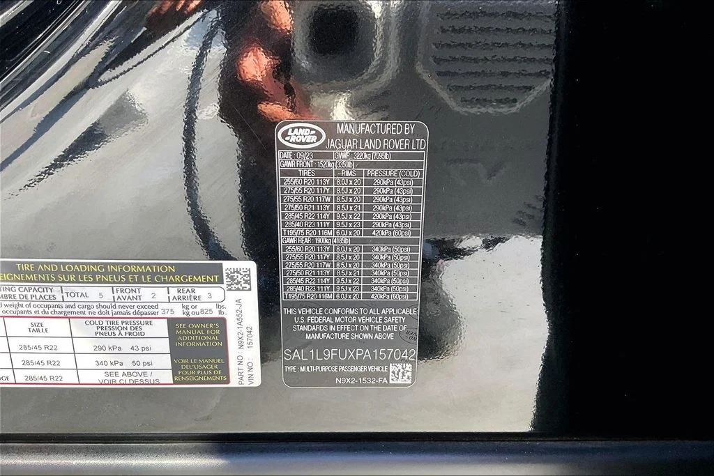 Used 2023 Black Land Rover SE Dynamic image 17