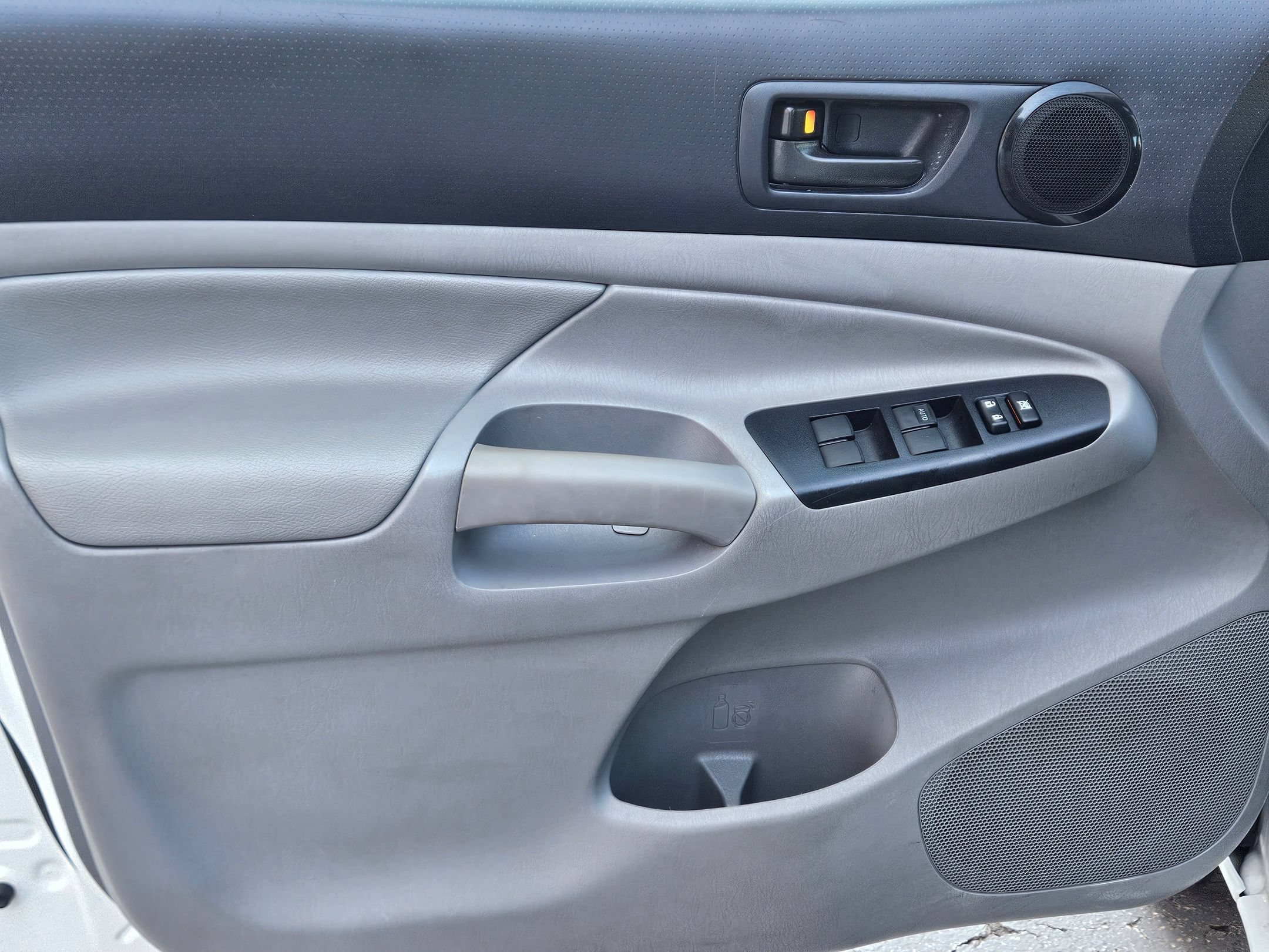 Used 2013 Super White Toyota  image 16