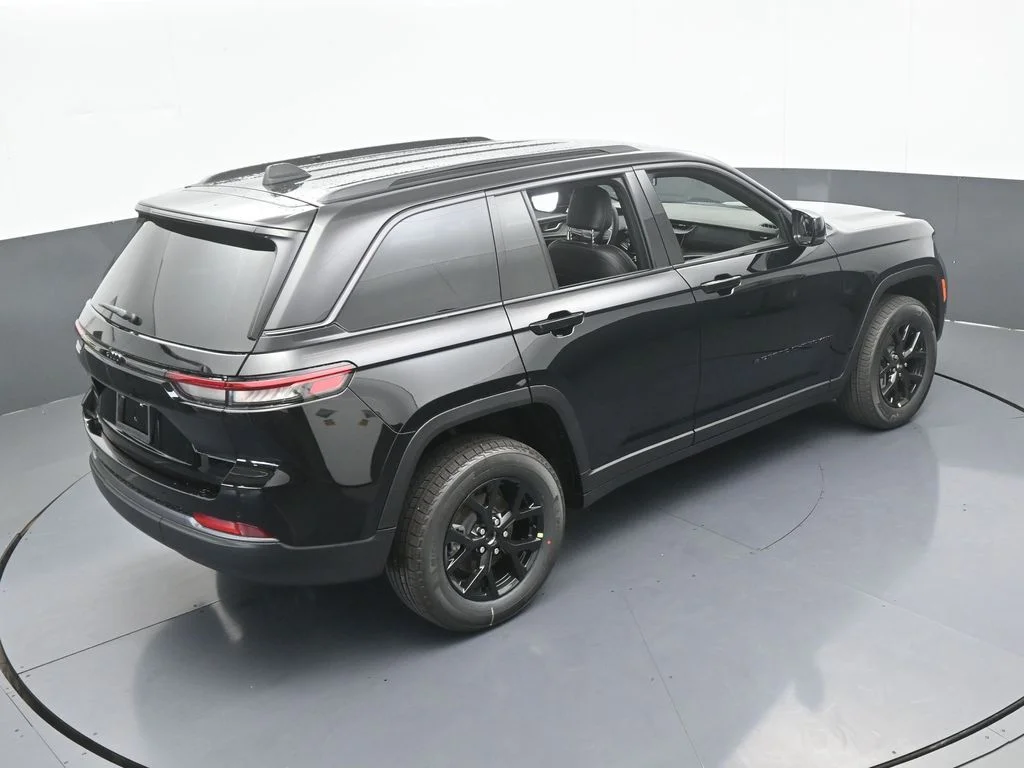 New 2026 Diamond Black Crystal Pearl-Coat Exterior Paint Jeep Altitude image 44