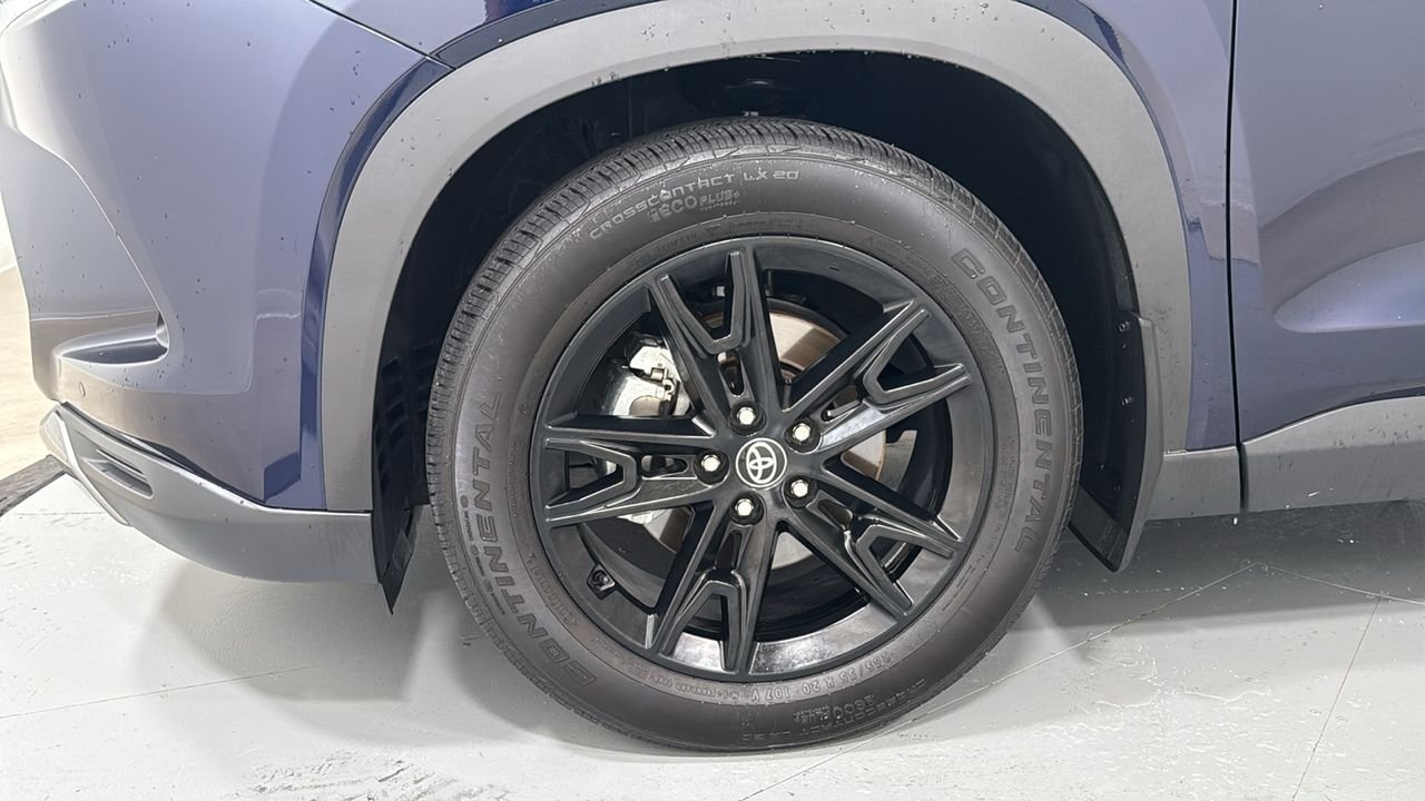Certified Used 2025  Toyota Platinum image 25