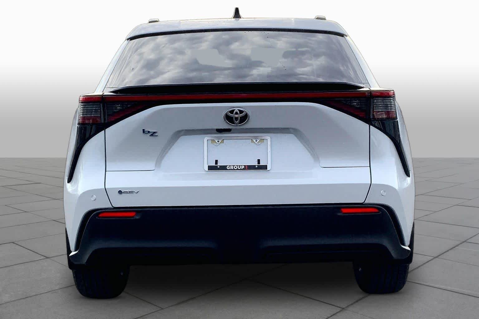 Used 2026 Wind Chill Pearl Toyota XLE Plus image 4