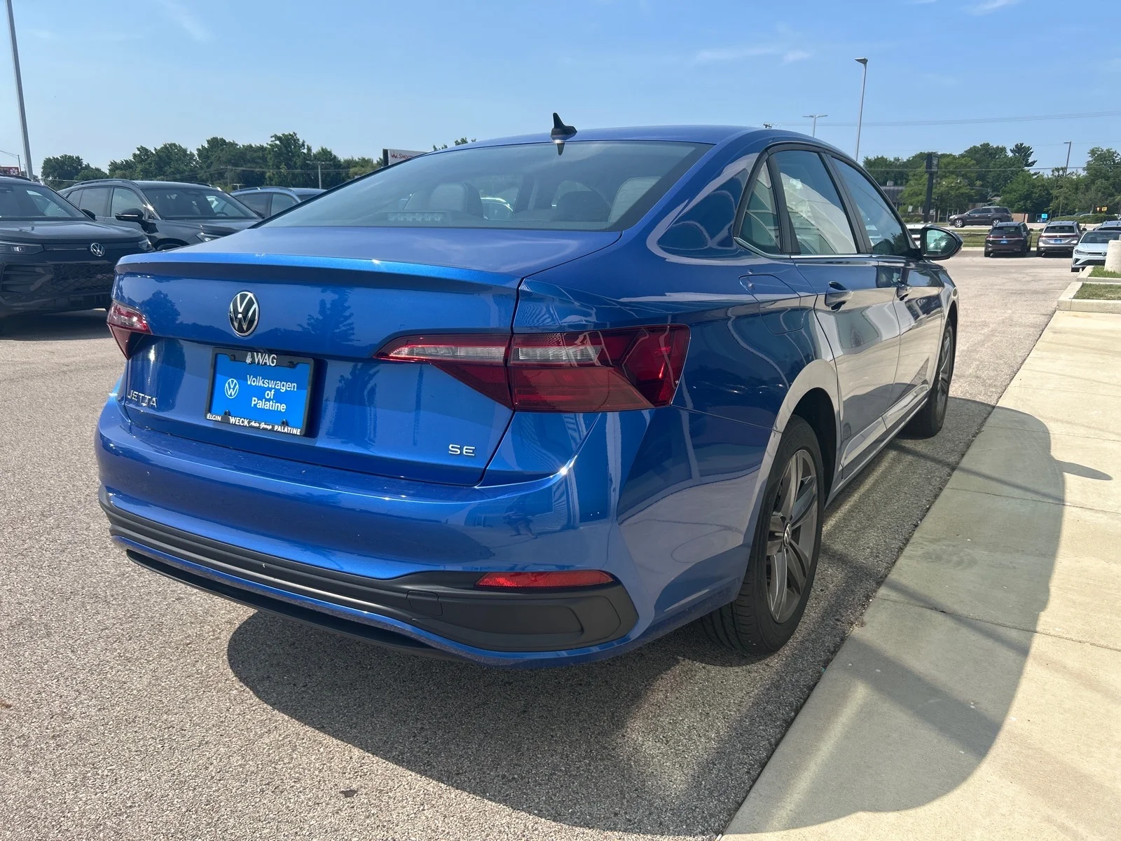 Used 2023 Blue Volkswagen SE AUTO image 5