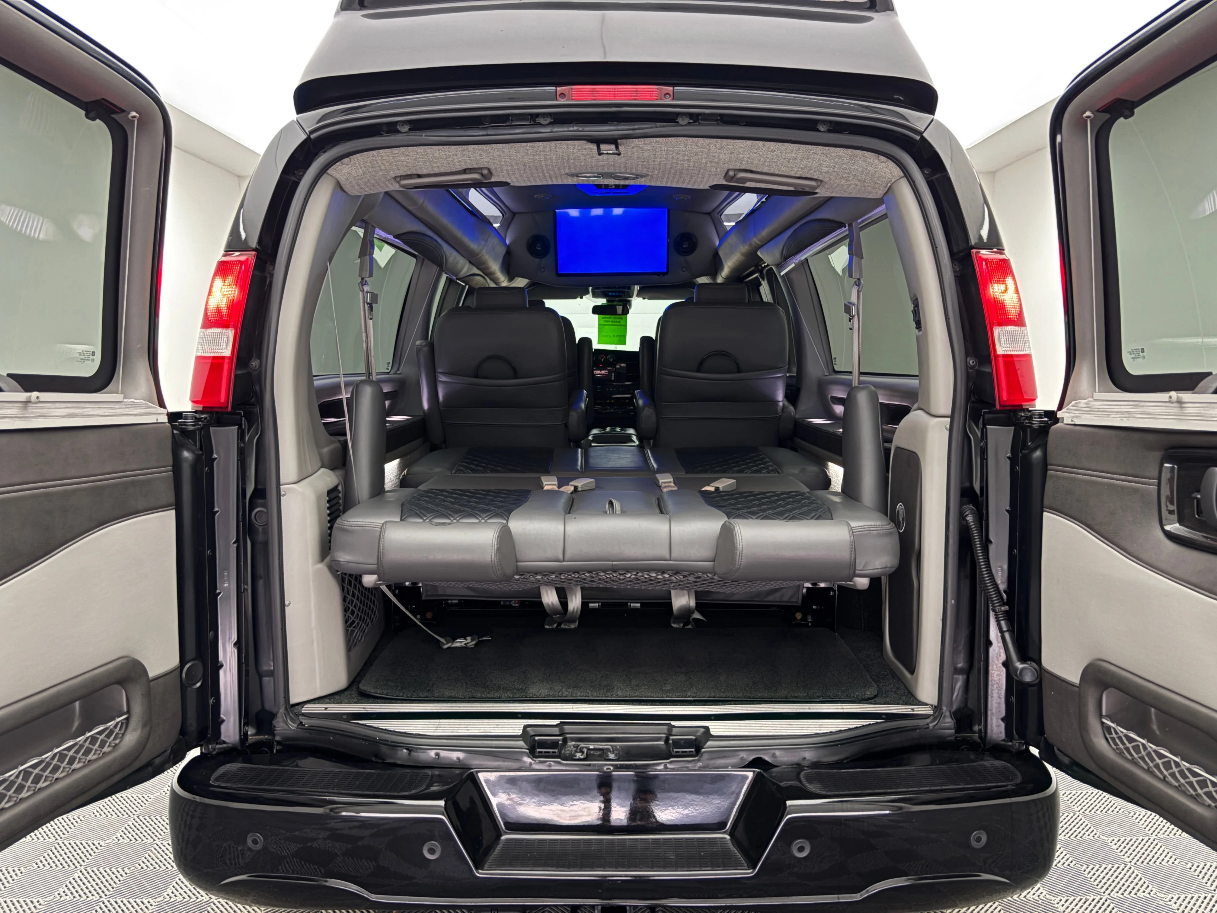 Used 2020 ONYX BLACK GMC NA image 11