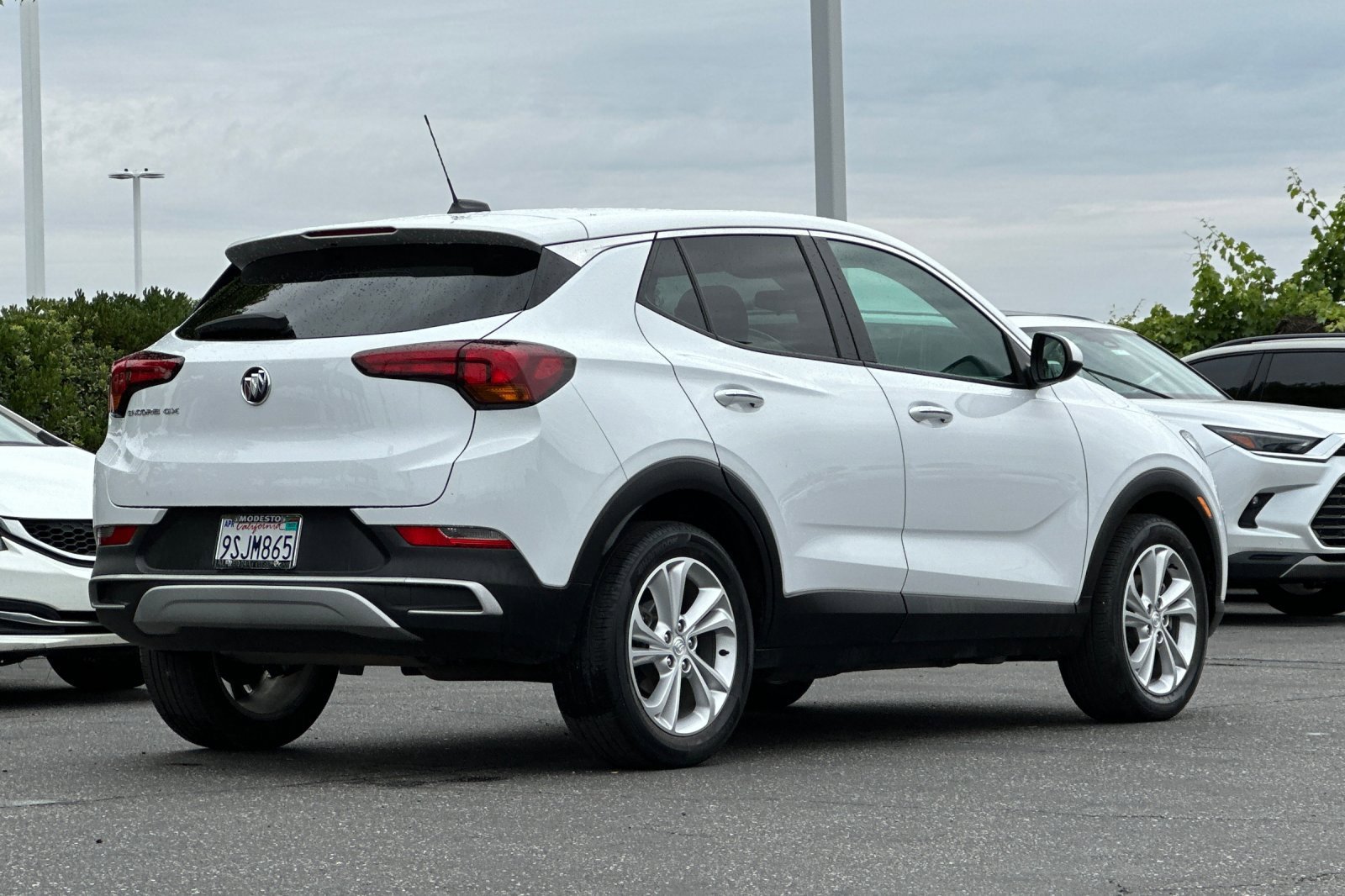 Used 2021 Summit White Buick Preferred image 4