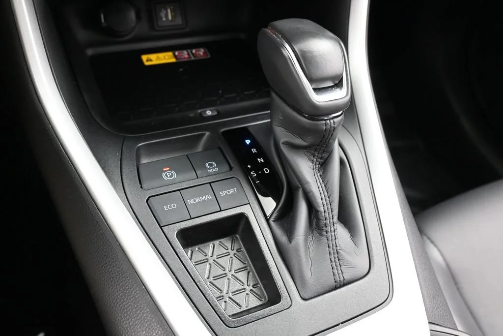 Used 2025 White Toyota XLE Premium image 21
