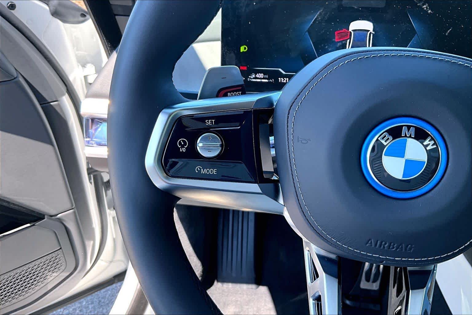 2025 BMW 7 Series 750e - Photo 25