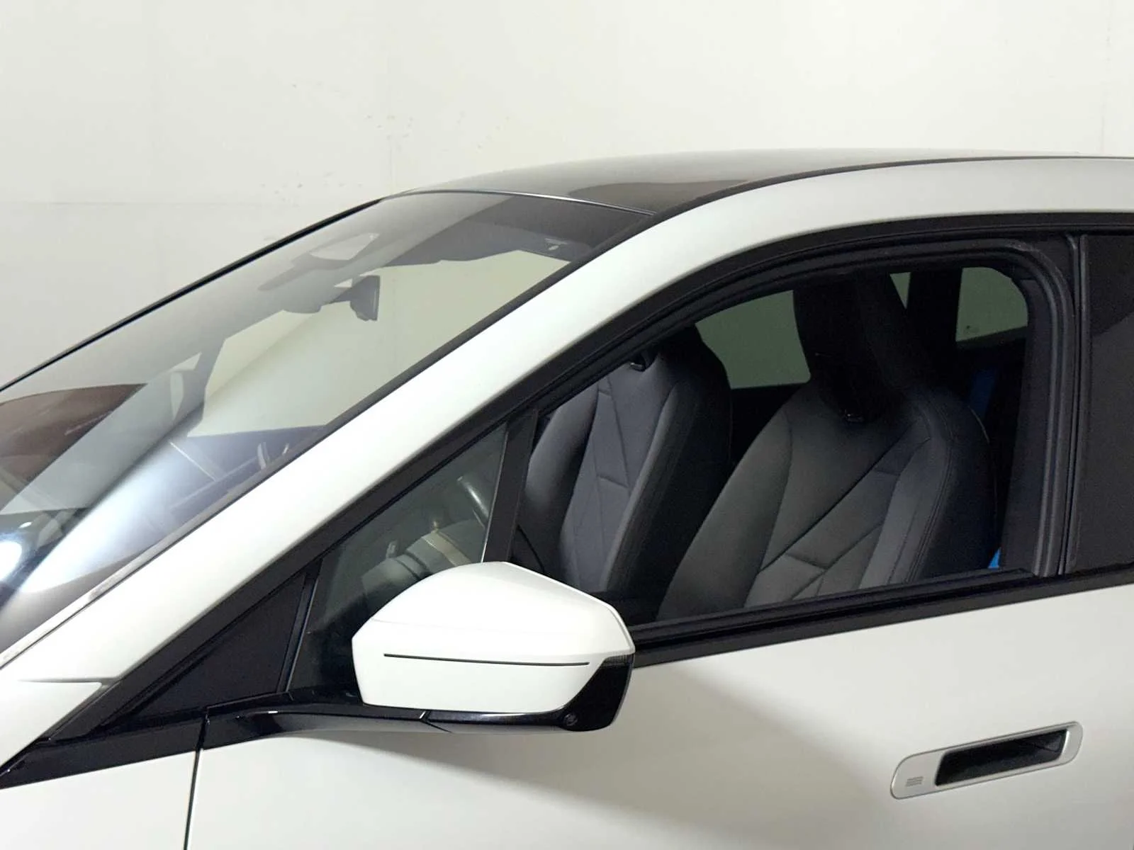 Used 2023 Alpine White BMW xDrive50 image 29