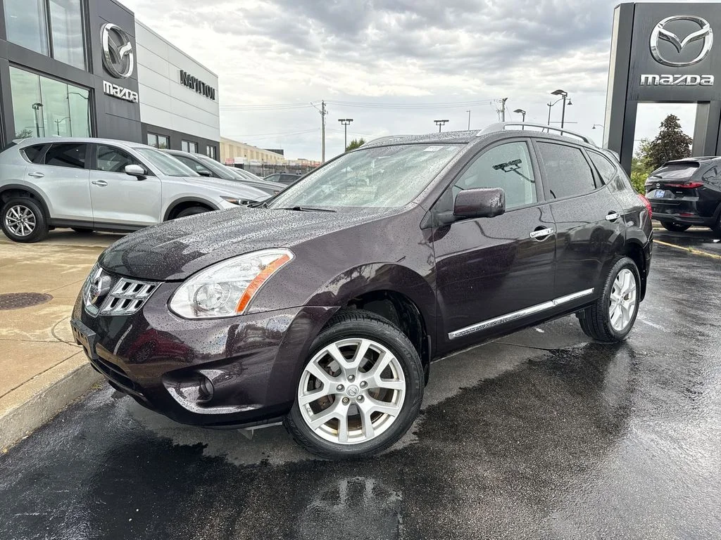 Used 2013 Black Nissan SL image 7