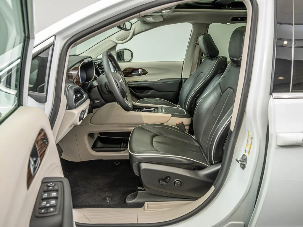 Used 2024 Bright White Clearcoat Chrysler Limited image 32