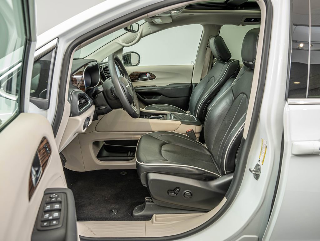 Used 2024 Bright White Clearcoat Chrysler Limited image 32
