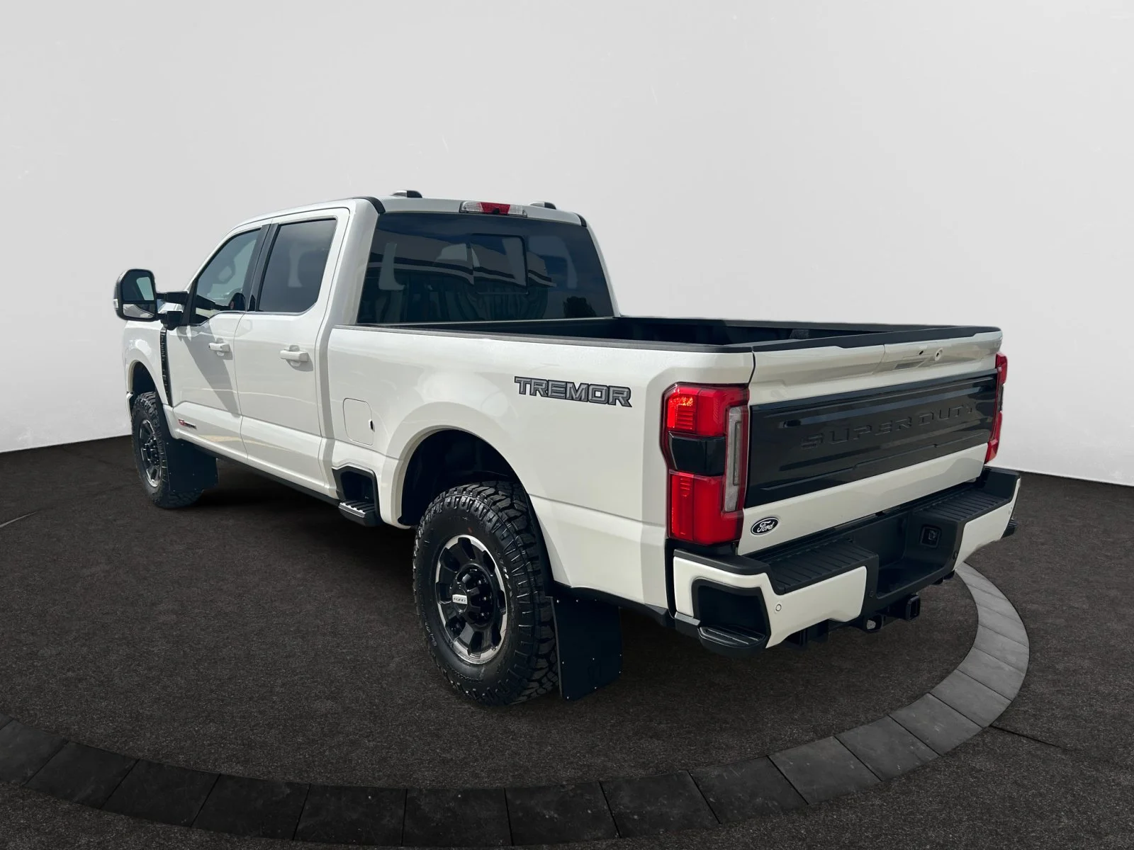 New 2027 Star White Metallic Tri-Coat Ford Platinum image 3