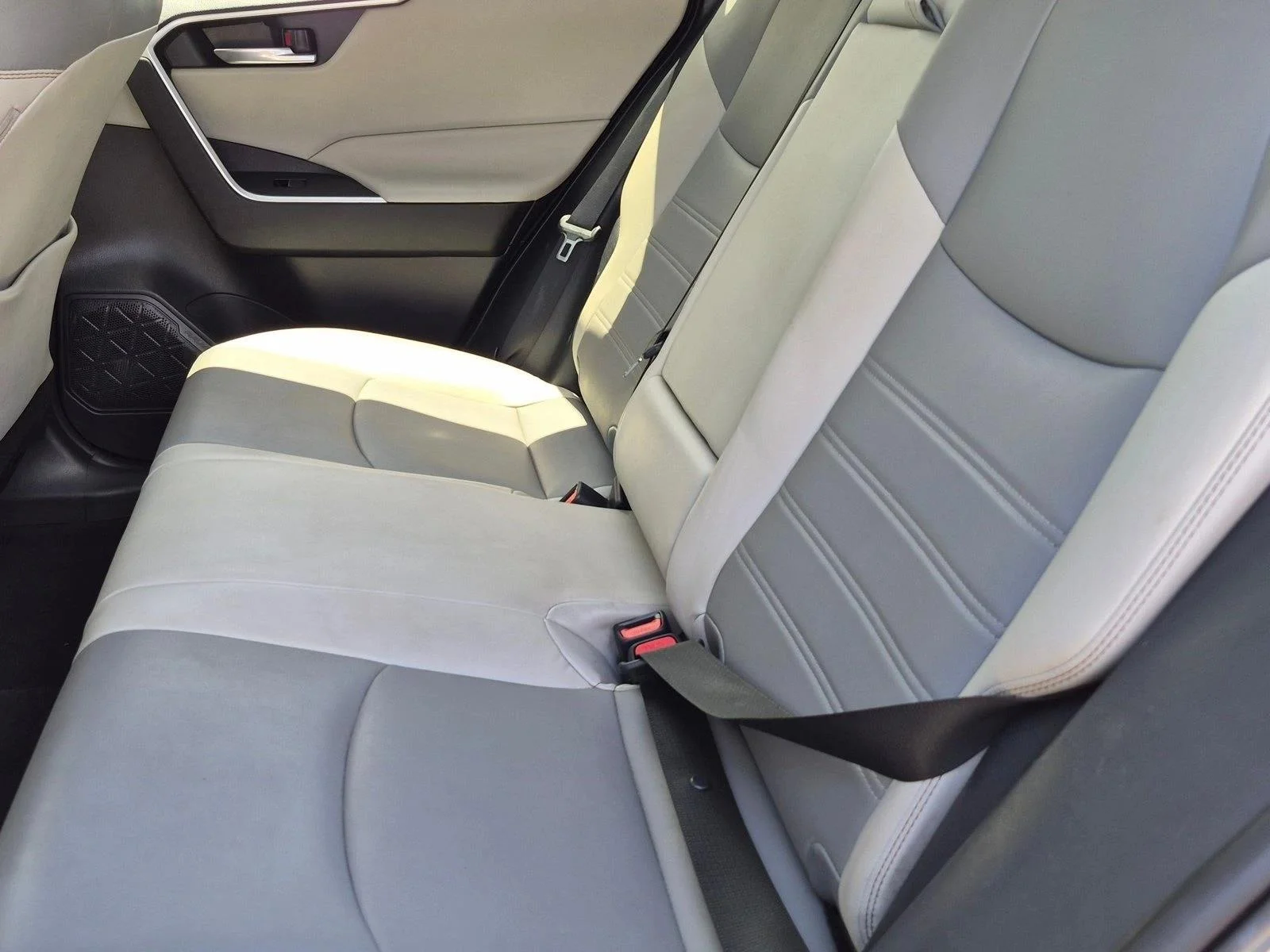 Used 2020 Silver Sky Metallic Toyota XLE Premium image 15