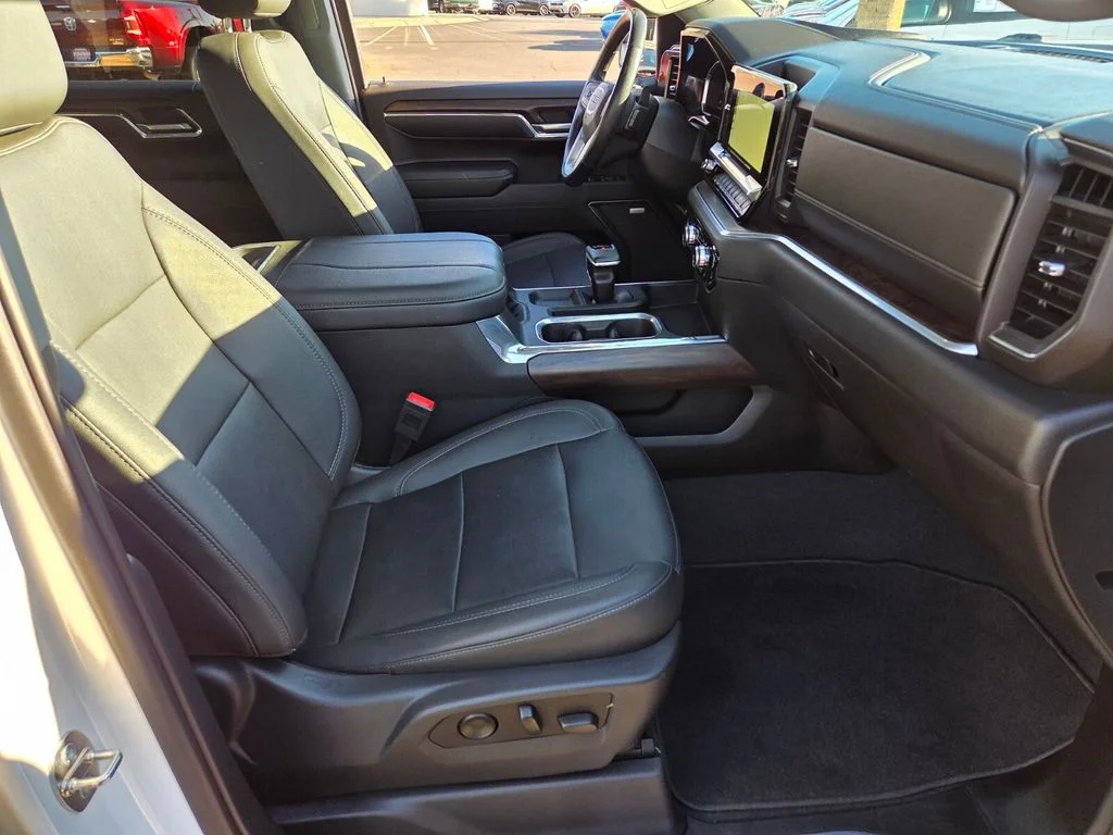 Used 2023 White GMC SLT image 19