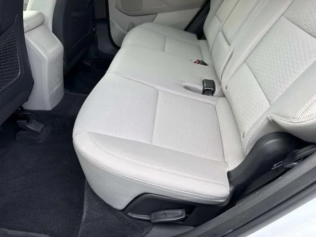 Used 2020 White Hyundai SE image 13