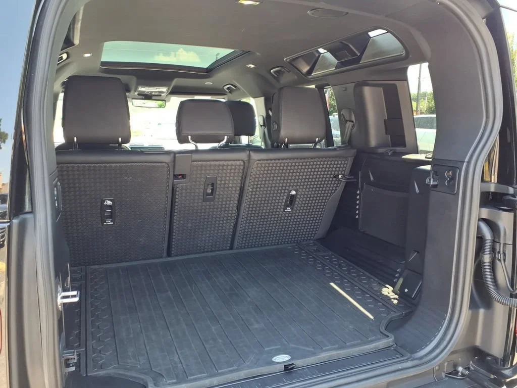 Used 2025 Black Land Rover 110 P400 X-Dynamic SE image 29